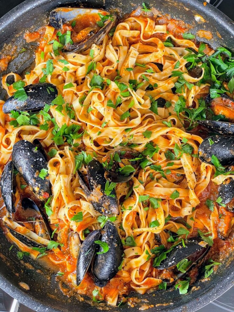 Mussels with Pasta in Tomato Sauce